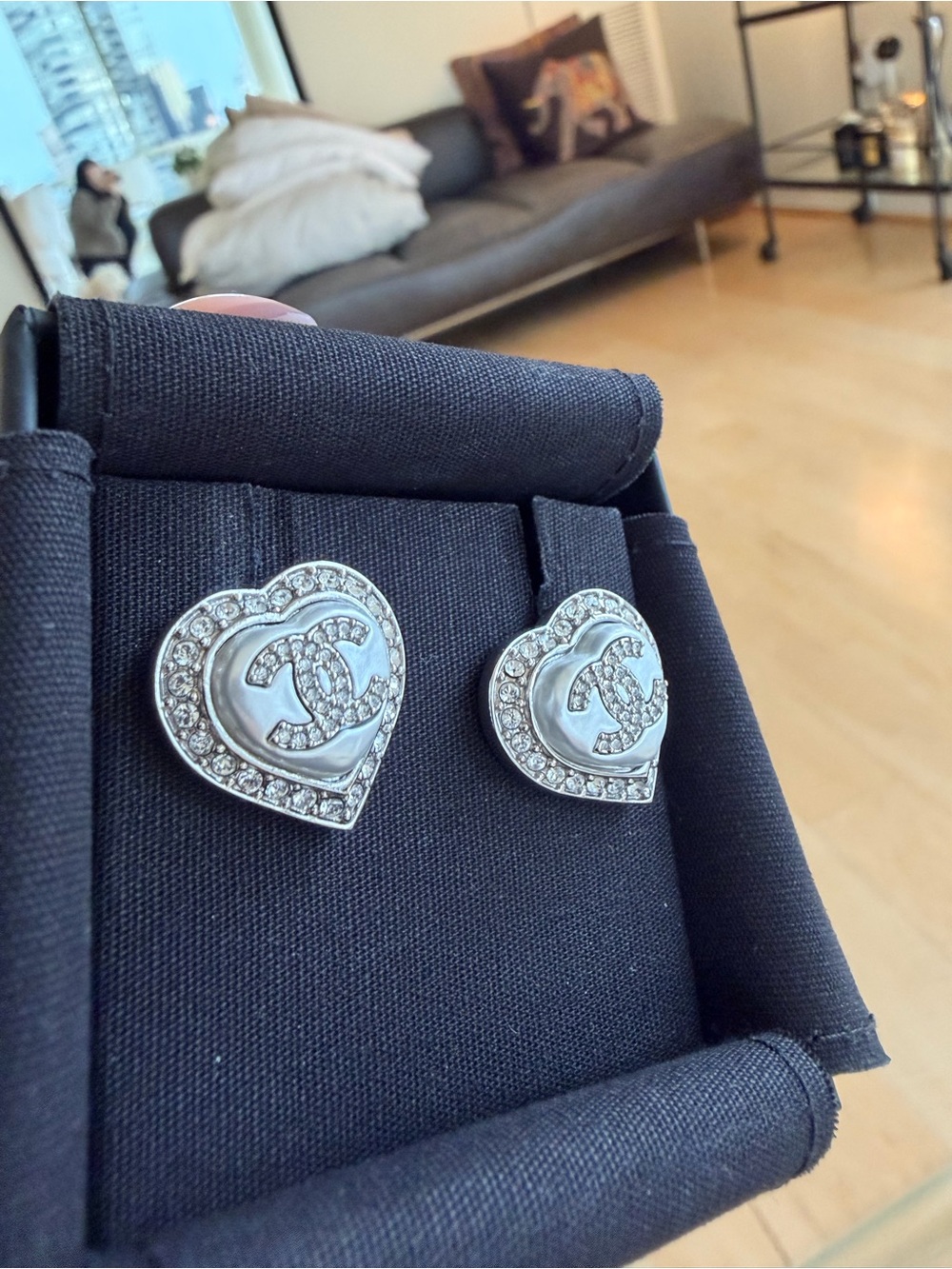 CHANEL Silver pearl heart Logo CC Crystal Earrings - Picture 4 of 10